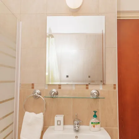 Walnut 1bed With Shared Pool 아파트 파포스