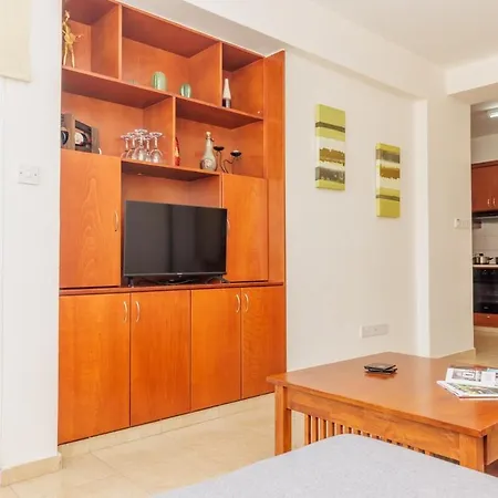 Walnut 1bed With Shared Pool 파포스