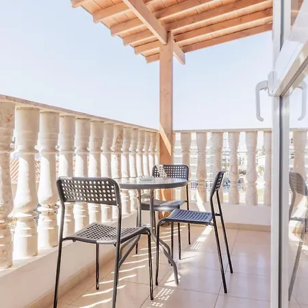 Walnut 1bed With Shared Pool דירה *